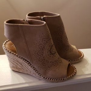 SUGAR Womens Taupe Brown Booties Heels Shoes 8.5 M